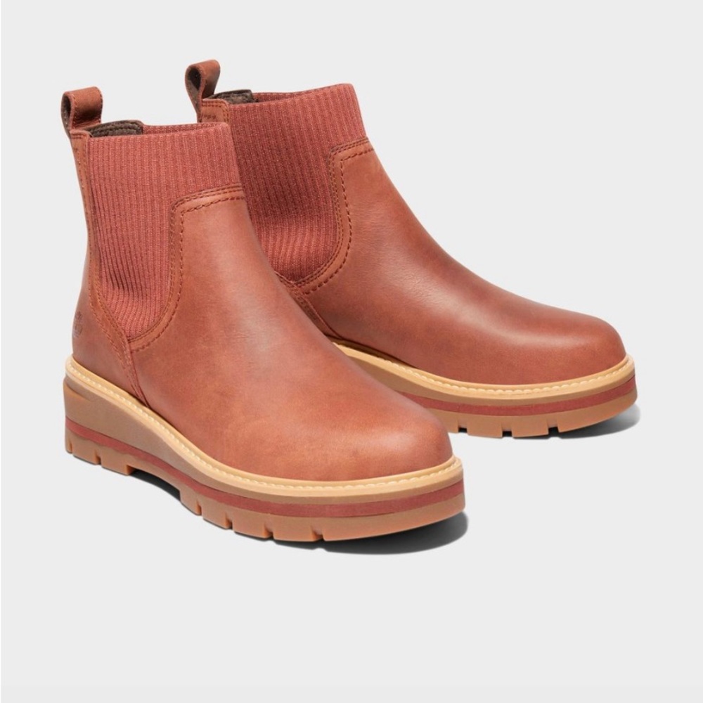 NWT Timberland Women's Cervinia Valley Chelsea Boot Size: 7 US (NEW IN BOX)